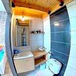 - Sleeps 2 & Private Ocean Terrace 하라키