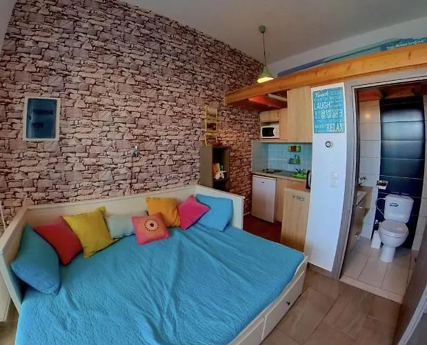 - Sleeps 2 & Private Ocean Terrace شاراكي