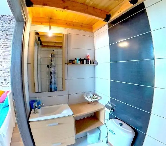 - Sleeps 2 & Private Ocean Terrace شاراكي